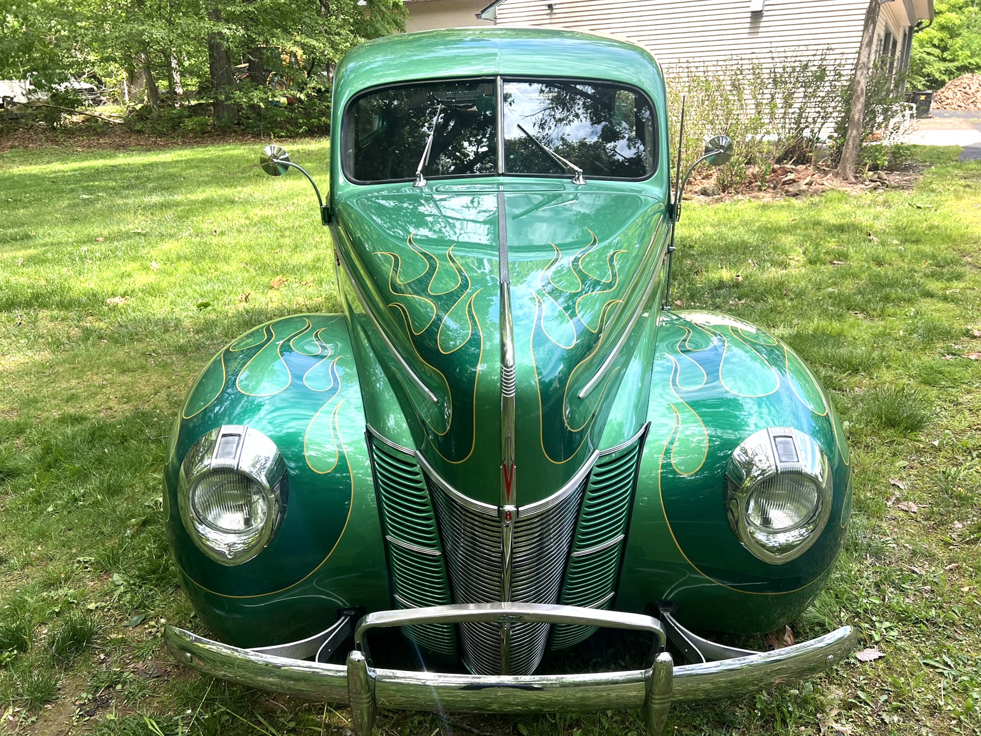 1940 Ford Deluxe 2-Door Sedan